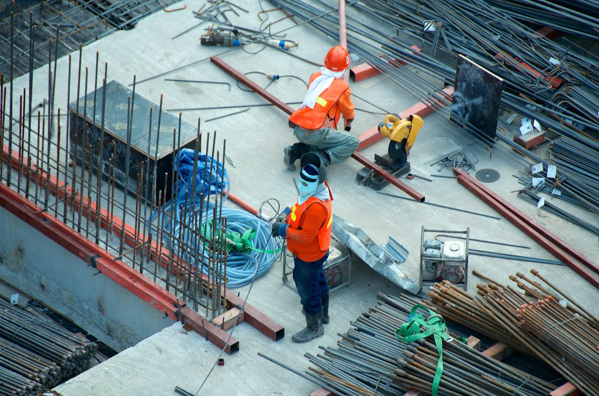 Trabajadores operando con elementos de protección personal